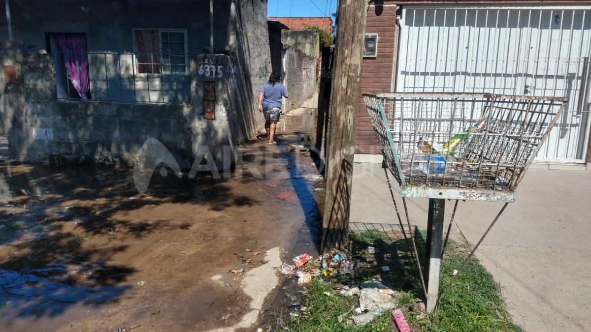 Los vecinos de Juan Díaz de Solís al 6300 no pueden salir de sus casas para ir a trabajar y a realizar sus actividades sin descalzarse.
