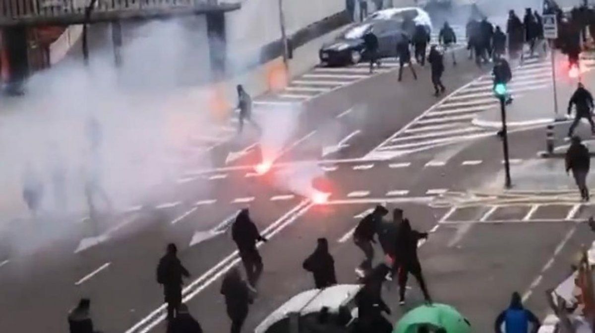 Video: Violento enfrentamiento entre los hinchas de Valencia y Barcelona