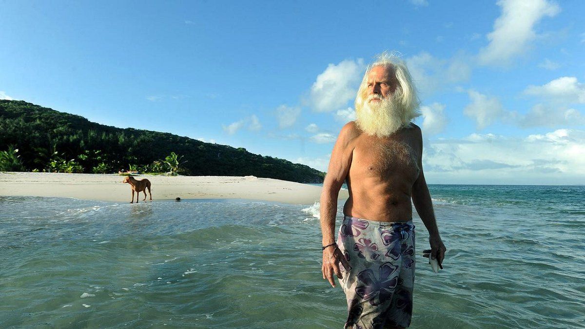 Un hombre se cansó de ser millonario y hace veinte años que vive en una isla.