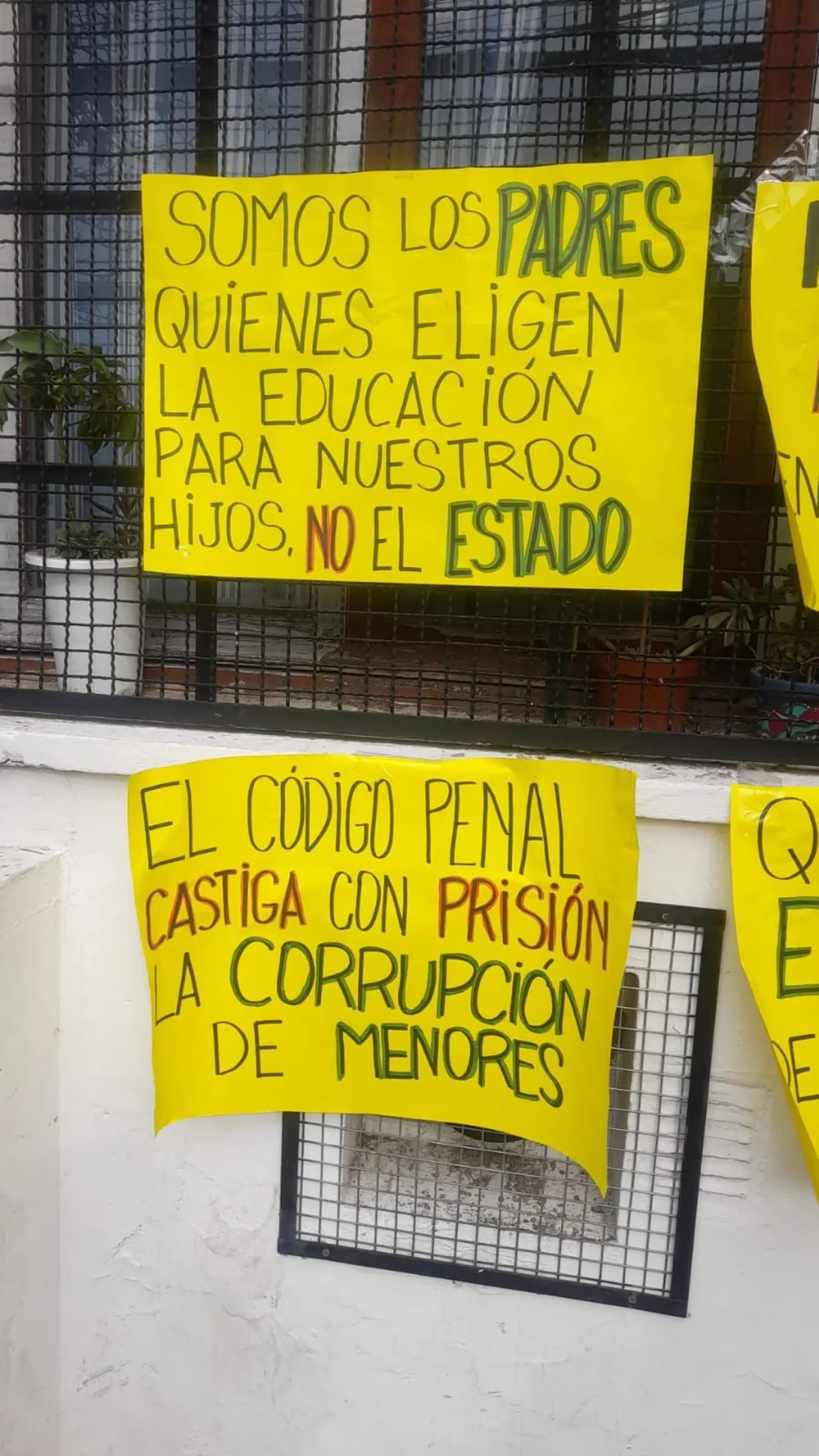 Los carteles que pegaron padres y madres de alumnos de la Escuela Secundaria 93 de La Plata. Foto: TN.  