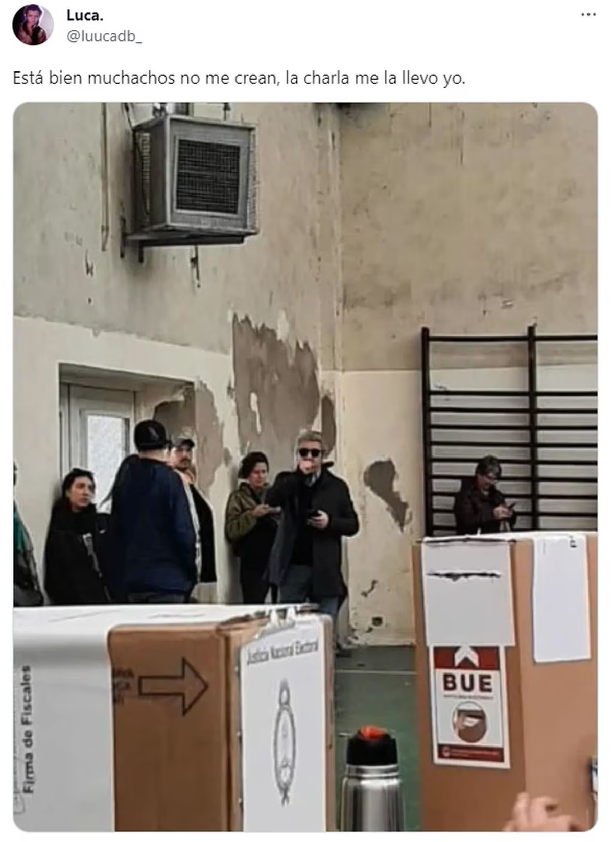 El joven que contó la anécdota compartió una foto de Darín esperando para votar. El joven que contó la anécdota compartió una foto de Darín esperando para votar.