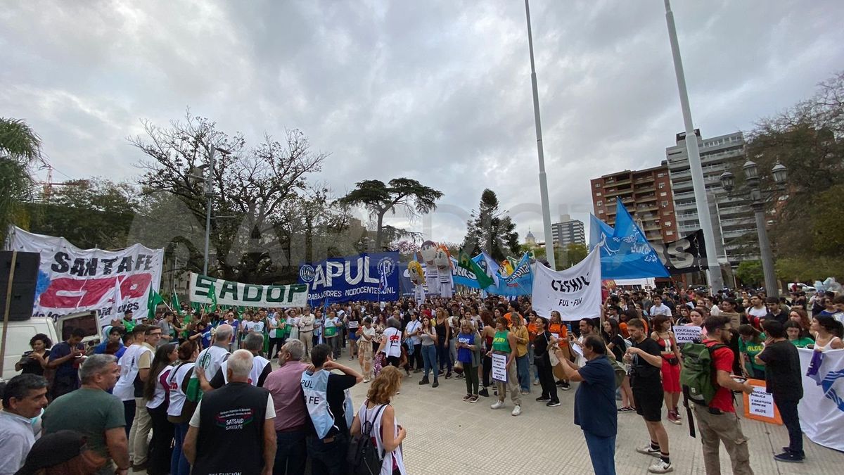 La marcha fue convocada por la Mesa por la Educación Santa Fe.