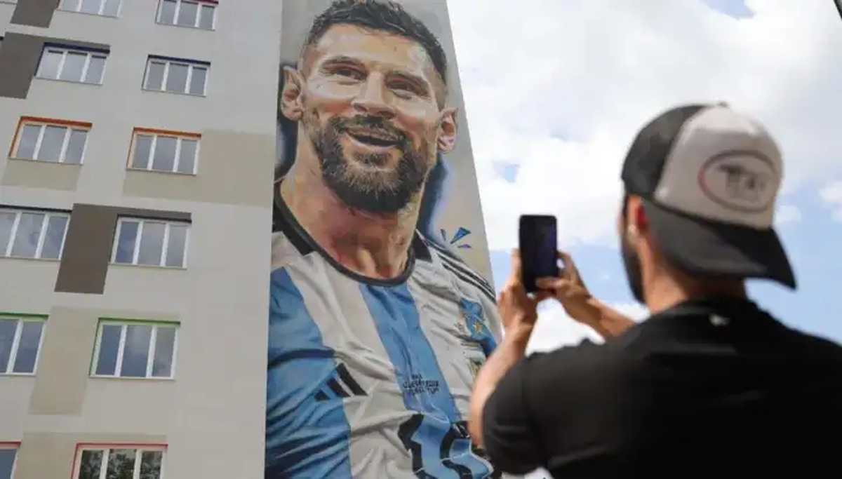 La obra mide 30 metros de largo y 10 de ancho y se ha realizado en el marco de la quinta edición del Festival de Murales de Tirana, organizado por el ayuntamiento de la capital.