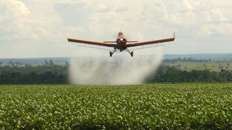Las fumigaciones de cultivos cercanas a poblaciones deben ser controladas para evitar daños en la salud de las personas