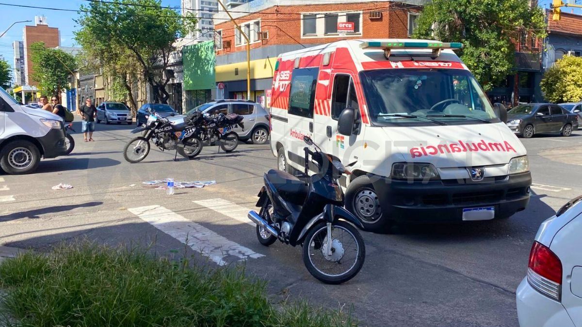 Dos motociclistas chocaron en el macrocentro de la ciudad y uno de ellos fue trasladado al hospital Cullen con lesiones graves.