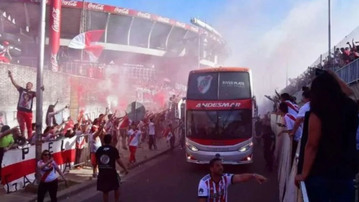 Los hinchas de River que están viajando con destino a Córdoba deberán tener en cuenta un desvío en el camino productor de un siniestro vial. Los hinchas de River que están viajando con destino a Córdoba deberán tener en cuenta un desvío en el camino productor de un siniestro vial.