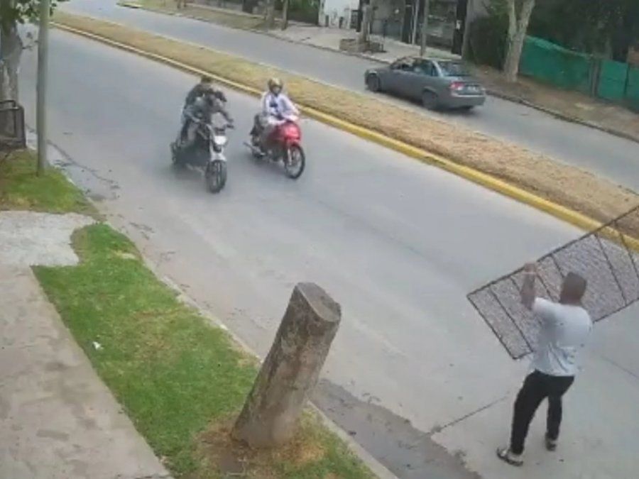 El video del momento en el cual un hombre les tira una reja a dos motochorros para detenerlos