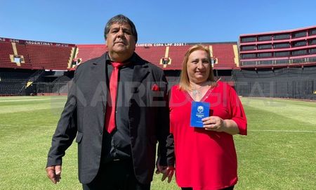 Hugo y Norma se conocen hace más de 30 años y hoy sellaron su amor con una ceremonia por civil en la cancha de Colón. Hugo y Norma se conocen hace más de 30 años y hoy sellaron su amor con una ceremonia por civil en la cancha de Colón.