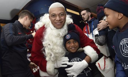 mbappe se disfrazo de papa noel y sorprendio a los ninos de la fundacion del psg mbappe se disfrazo de papa noel y sorprendio a los ninos de la fundacion del psg
