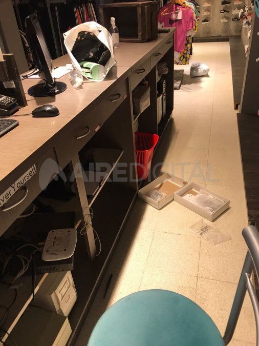 Así encontraron esta madrugada los policías el interior del negocio.