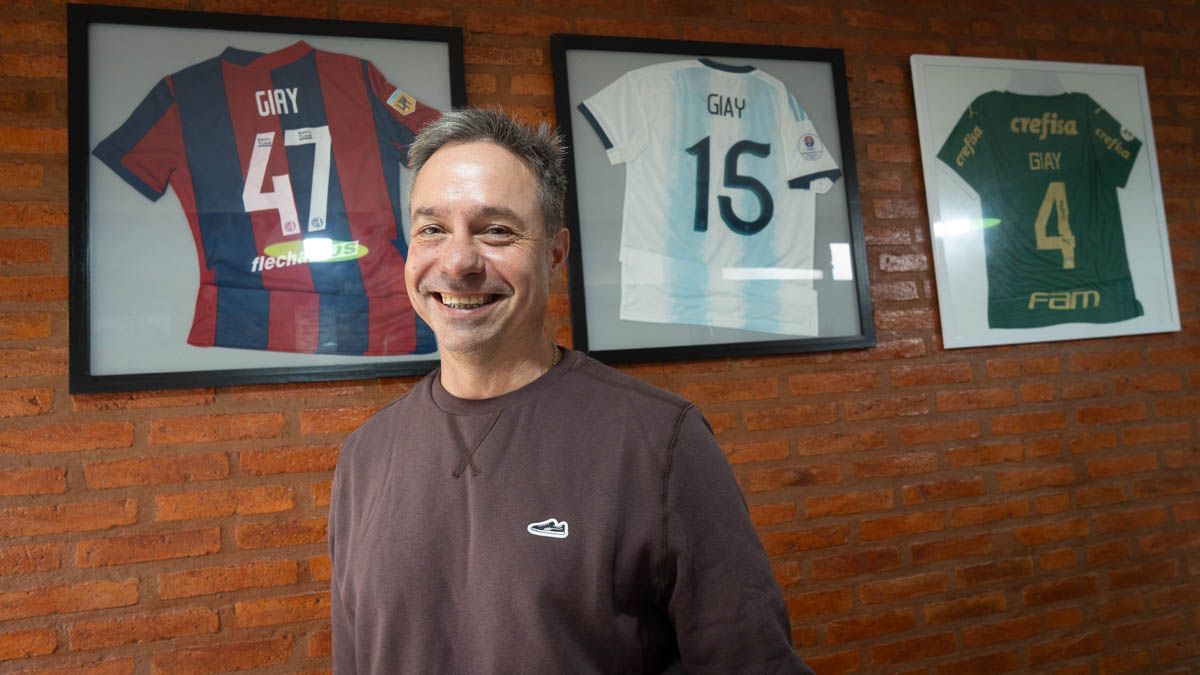 Maximiliano Giay, papá de Agustín, junto a las camisetas que resumen el camino de su hijo hasta la elite del fútbol internacional. Maximiliano Giay, papá de Agustín, junto a las camisetas que resumen el camino de su hijo hasta la elite del fútbol internacional.