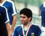 Carlos Salvador Bilardo acompaña en todo momento a Diego Armando Maradona, en la entrega de premios tras la final. Carlos Salvador Bilardo acompaña en todo momento a Diego Armando Maradona, en la entrega de premios tras la final.