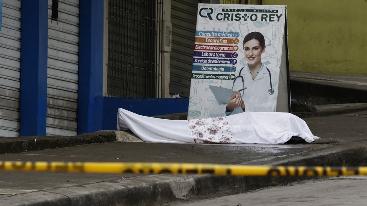 Una persona fallecida por coronavirus en las puertas de un centro m&eacute;dico de Guayaquil