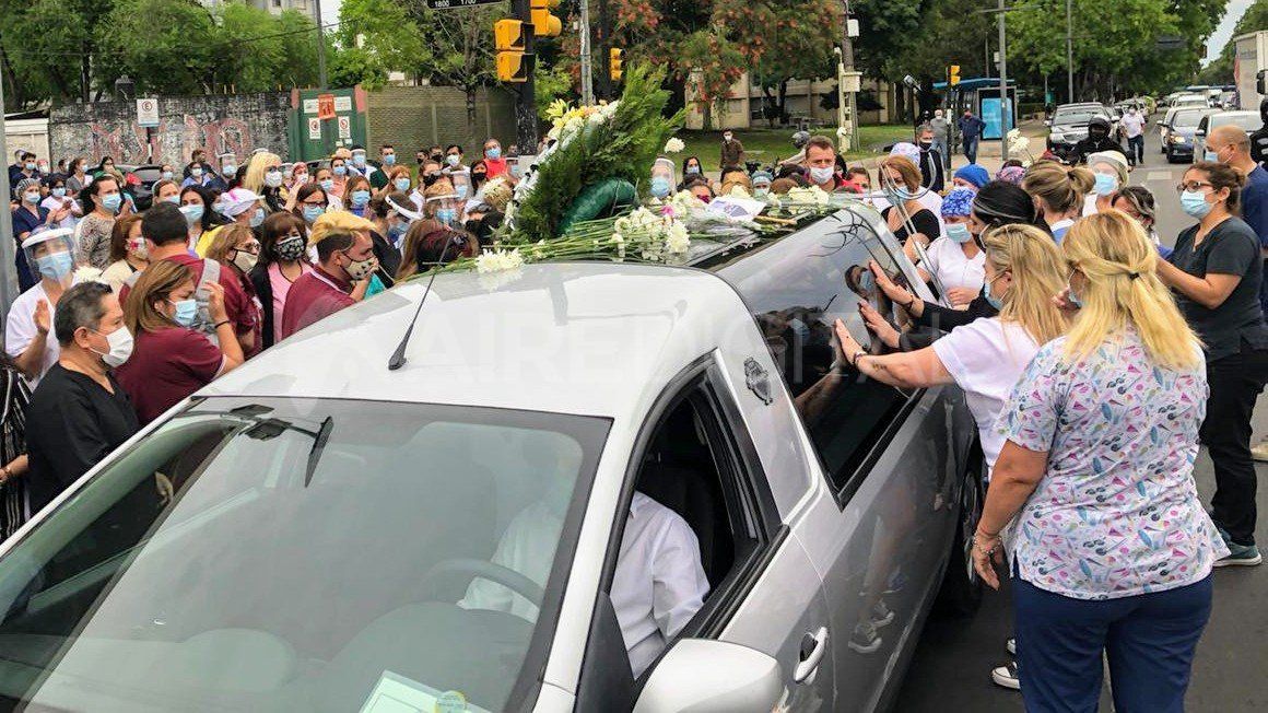 El coche fúnebre que trasladaba los restos de la enfermera se detuvo frente al Heca.&nbsp;