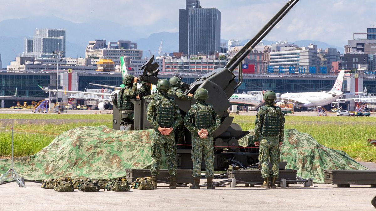 Soldados de la Fuerza Aérea de Taiwán operan un cañón antiaéreo de 35 mm durante un simulacro militar en el aeropuerto de Taipei Songshan en Taiwán.