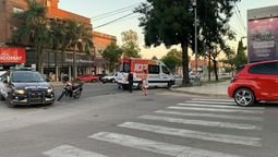 altText(Accidente en Avenida López y Planes: una moto y un auto chocaron frente al Club Unión)}