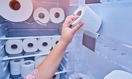 Colocar un rollo de papel higiénico en la heladera puede traer muchos beneficios. Colocar un rollo de papel higiénico en la heladera puede traer muchos beneficios.