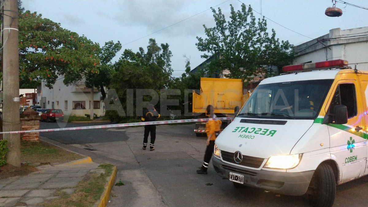 Personal del Cobem trabajó en el lugar para impedir que el accidente derive en consecuencias más graves.