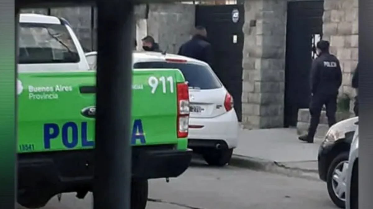 Balean a un efectivo de la Policía Federal retirado para robarle el auto y su arma en Castelar.