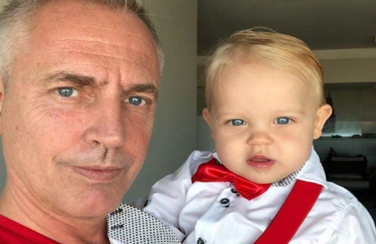 Mirko aprendió a nadar y se divierte en la pileta junto a Marley