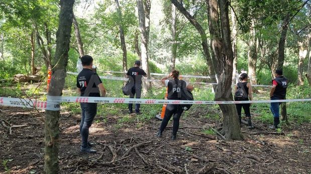 Peritos, investigadores y fiscales en el lugar donde fue encontrado el cuerpo del policía.&nbsp;