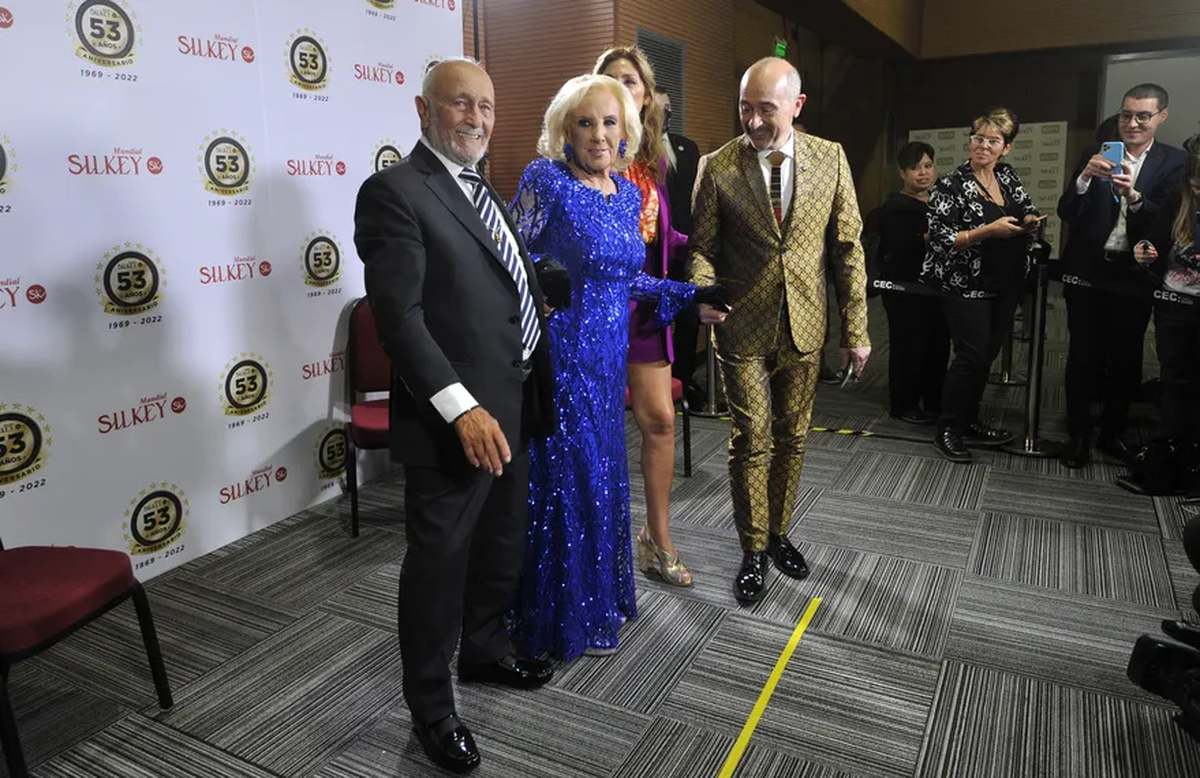 La diva junto a Claudio Cosano, diseñador de modas