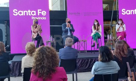 Este martes, 172 municipios y comunas de Santa Fe firmaron un convenio con la Provincia y la Nación para la implementación del plan que busca crear condiciones materiales que garanticen que las personas y grupos más afectados por las violencias de género puedan desarrollar un proyecto de vida autónomo. Este martes, 172 municipios y comunas de Santa Fe firmaron un convenio con la Provincia y la Nación para la implementación del plan que busca crear condiciones materiales que garanticen que las personas y grupos más afectados por las violencias de género puedan desarrollar un proyecto de vida autónomo.