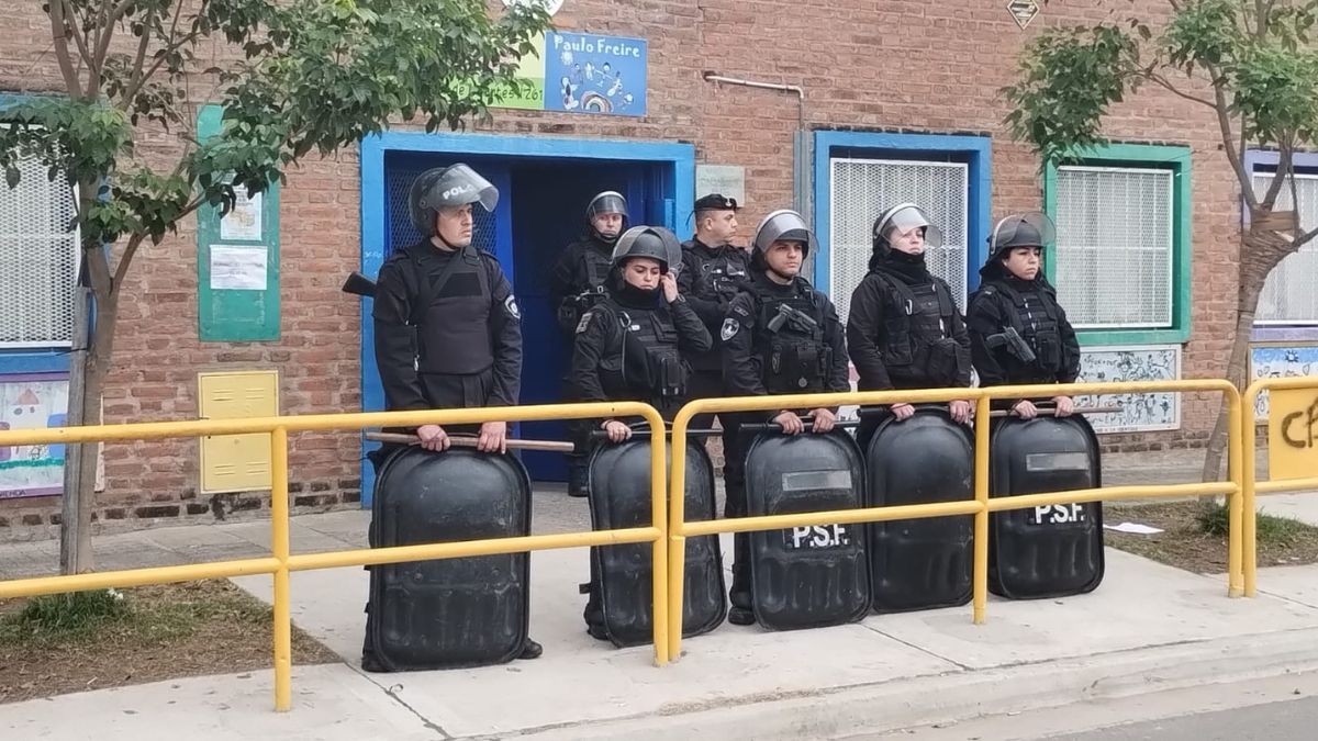 Ocurrió en un jardín ubicado en La República al 5700, de Rosario. Hubo enfrentamientos entre familias e intervención policial y disparos de balas de goma.