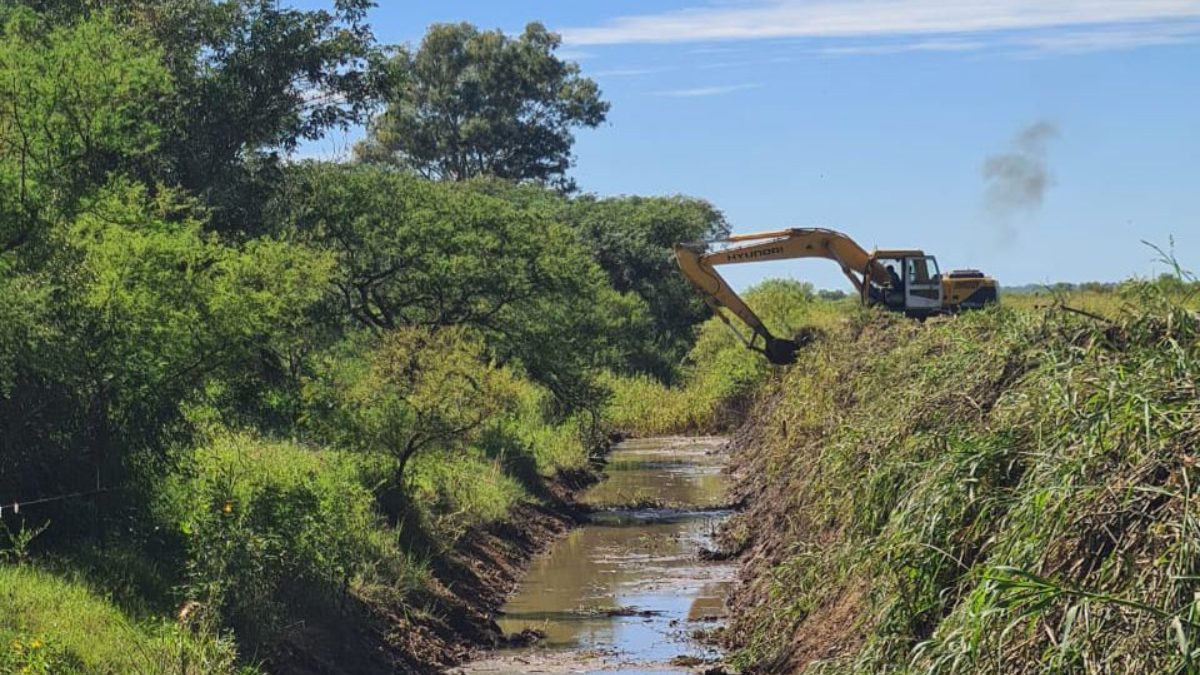 Provincia y Municipio coordinan tareas preventivas y limpieza de canales en el Gran Santa Fe.