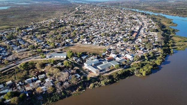 Se calcula que en Alto Verde viven alrededor de 18.000 personas, rodeadas por el agua de los ríos y lagunas.