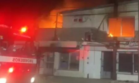 El incendio comenzó minutos antes de la medianoche y se extendió hasta las 2:30 de la madrugada. El incendio comenzó minutos antes de la medianoche y se extendió hasta las 2:30 de la madrugada.