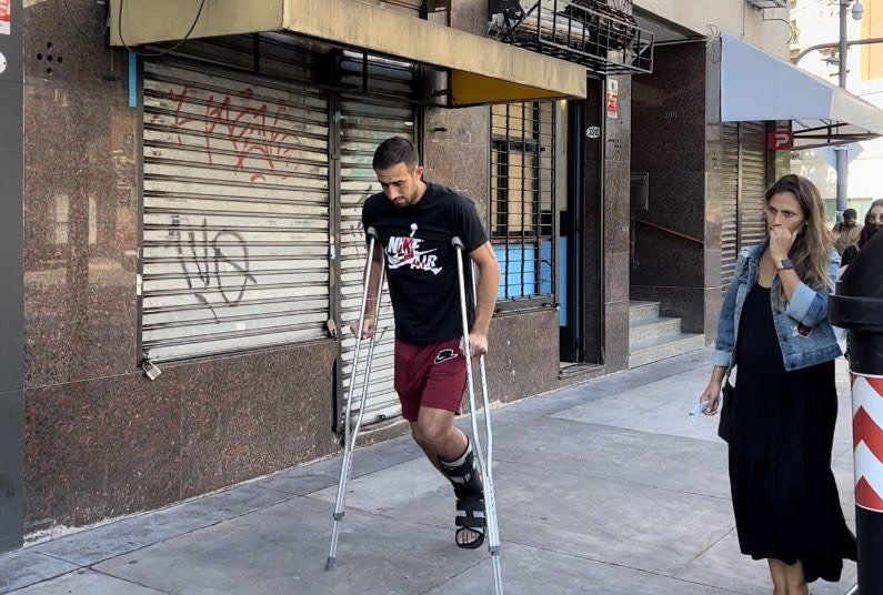Carlos Izquierdoz llegó en muletas y con bota ortopédica para realizarse estudios en el pie