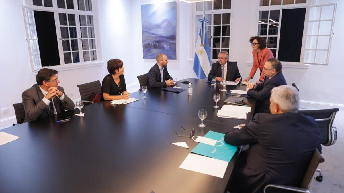 "He instruido a mis ministros para que tomen las medidas necesarias y ellos ser&aacute;n los encargados de comunicarlas a partir de ma&ntilde;ana", precis&oacute; el Presidente en un mensaje grabado desde la Quinta de Olivos.