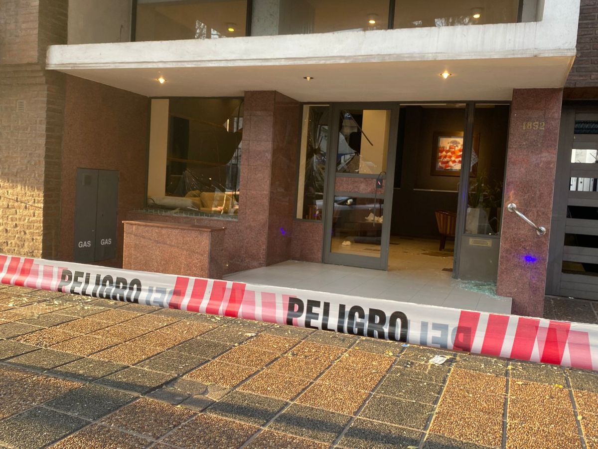 El hombre sufrió cortes en el cuello y se observó presencia de sangre, aunque sin riesgo vital. Fue trasladado de inmediato al hospital Cullen, donde quedó bajo atención médica. El hombre sufrió cortes en el cuello y se observó presencia de sangre, aunque sin riesgo vital. Fue trasladado de inmediato al hospital Cullen, donde quedó bajo atención médica.