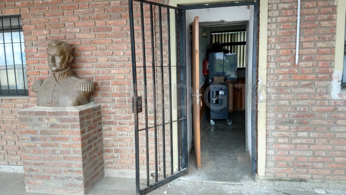 Uno de los ladrones fue hallado durmiendo en una colchoneta en la sala de computación de la escuela. 