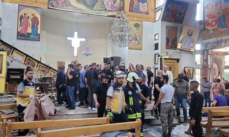 Un hombre irrumpió a balazos en una iglesia ortodoxa y luego detonó un chaleco bomba que tenía puesto. Un hombre irrumpió a balazos en una iglesia ortodoxa y luego detonó un chaleco bomba que tenía puesto.