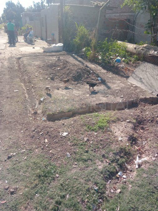 La Secretaría de Control frenó una nueva construcción en terrenos ferroviarios. Las viviendas que se ven detrás también fueron levantadas sin autorización y están construidas sobre terrenos usurpados.