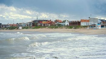 Tragedia en la Costa Atlántica: un joven falleció tras una ola gigante que azotó la playa