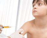 En los primeros 6 meses de vida el niño o niña debe recibir 11 vacunas que lo protegerán contra la tuberculosis, hepatitis B, meningitis por neumococo, difteria, tos convulsa, tétanos, meningitis por Haemophilus influenzae tipo b, polio, infección grave por rotavirus, influenza (gripe) y enfermedad por meningococo. En los primeros 6 meses de vida el niño o niña debe recibir 11 vacunas que lo protegerán contra la tuberculosis, hepatitis B, meningitis por neumococo, difteria, tos convulsa, tétanos, meningitis por Haemophilus influenzae tipo b, polio, infección grave por rotavirus, influenza (gripe) y enfermedad por meningococo.