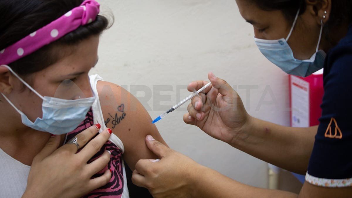 Buscan descentralizar la vacunación y evalúan aplicar terceras dosis sin turno en la provincia de Santa Fe.