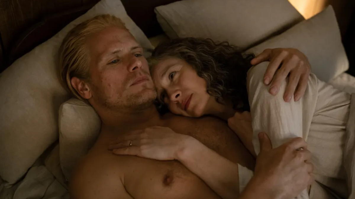 Una imagen que captura la profunda conexión y el amor inquebrantable de la pareja protagonista, incluso en los momentos más difíciles.