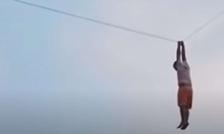 Fue arrastrado por su barrilete gigante, voló varios metros por el cielo y el vídeo se viralizó Fue arrastrado por su barrilete gigante, voló varios metros por el cielo y el vídeo se viralizó