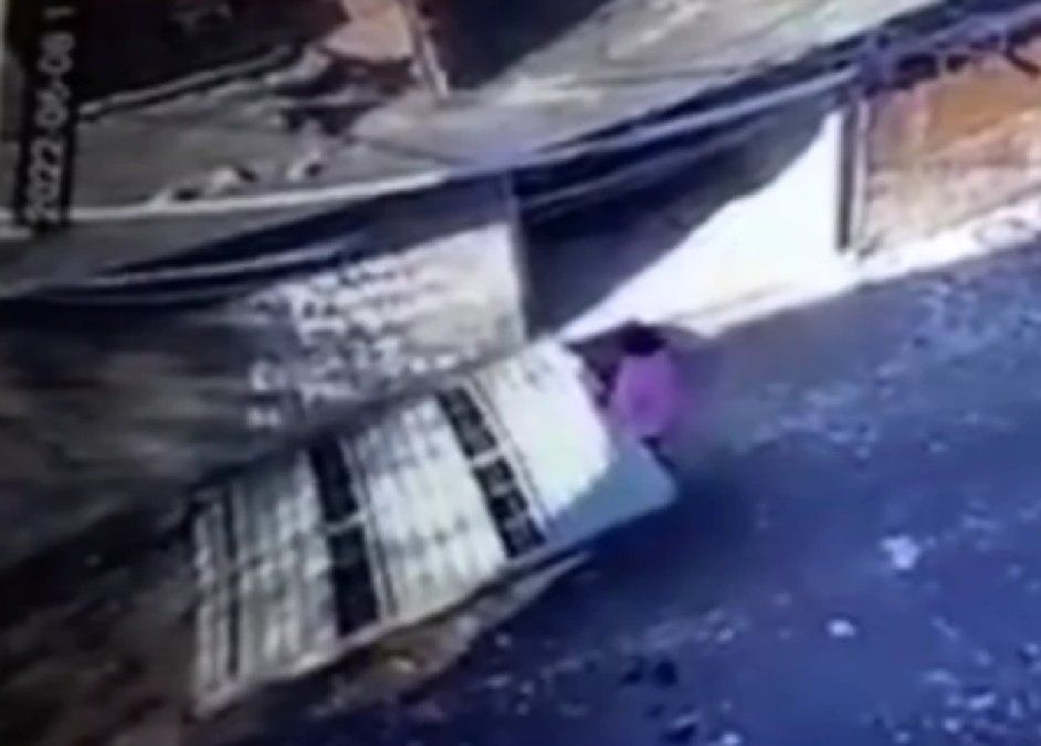Un nene de 3 años fue aplastado por el portón de su casa mientras se encontraba jugaba en la vereda