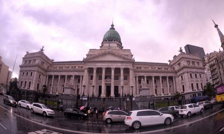 Ante la medida del gobierno de Chile de establecer una nueva demarcación de los límites establecidos en el Tratado de 1984 los integrantes de la Cámara alta comenzaron a firmar un texto que expresa el más enérgico rechazo. Ante la medida del gobierno de Chile de establecer una nueva demarcación de los límites establecidos en el Tratado de 1984 los integrantes de la Cámara alta comenzaron a firmar un texto que expresa el más enérgico rechazo.