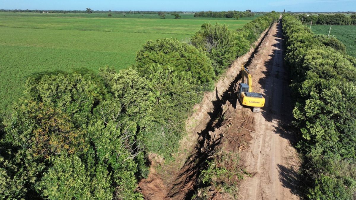 Inversión histórica en obras hídricas: el gobierno de Pullaro licita la limpieza de canales troncales en zona centro de la provincia. Inversión histórica en obras hídricas: el gobierno de Pullaro licita la limpieza de canales troncales en zona centro de la provincia.
