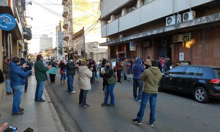 Los agencieros se movilizaron a la sede de la Caja de Jubilaciones de la Provincia, donde funciona Lotería de Santa Fe. Los agencieros se movilizaron a la sede de la Caja de Jubilaciones de la Provincia, donde funciona Lotería de Santa Fe.