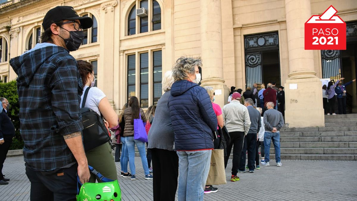 Largas colas en los locales de votación