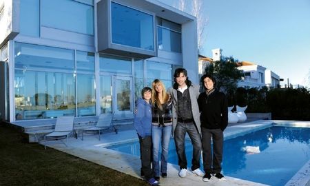 Antes de que Thelma Fardin lo denunciara por violación, Juan Darthés vivía en Nordelta junto con su familia. Antes de que Thelma Fardin lo denunciara por violación, Juan Darthés vivía en Nordelta junto con su familia.