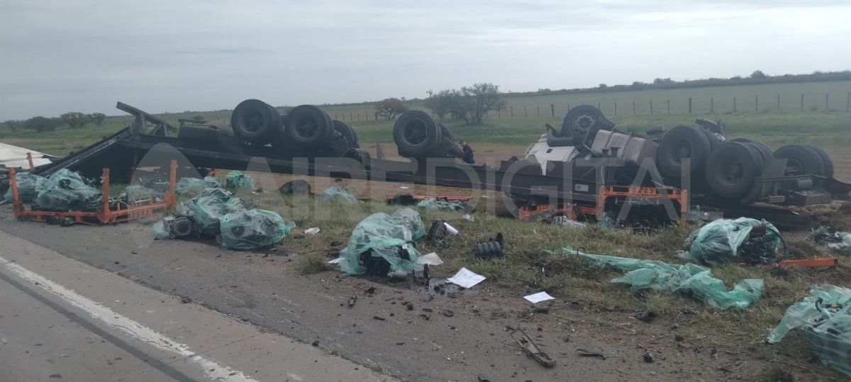 El camión quedó dado vuelta al costado de la calzada y la carga de motores cayó por completo sobre el corredor nacional. 