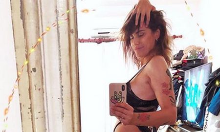 Connie Ansaldi acompañó la reflexión con una imagen en la que se la ve posando al natural frente al espejo, en la que se muestra sentada y sin ningún tipo de retoque. Connie Ansaldi acompañó la reflexión con una imagen en la que se la ve posando al natural frente al espejo, en la que se muestra sentada y sin ningún tipo de retoque.